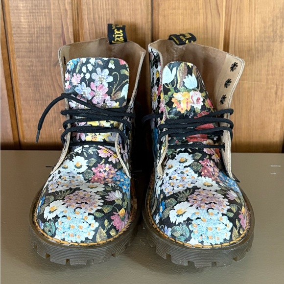 Vintage Floral Lace-Up Boots - Picture 5 of 8